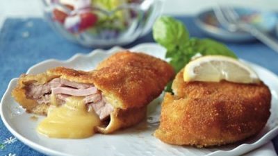 Кордон–блю из свинины с сыром и ветчиной