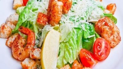 Королевский Цезарь с обжаренными креветками