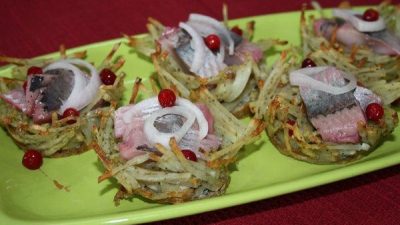 Корзиночки из картофеля с сельдью и огурцом