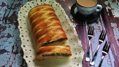 Косичка из дрожжевого теста с шоколадом