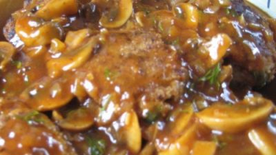 Котлетки из говядины с соусом «Охотничий»