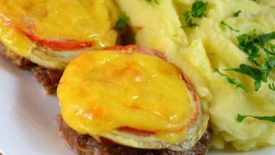Котлеты из говядины под овощами в духовке