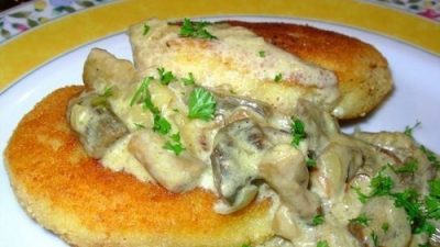 Котлеты из картофеля под сметанно-грибной подливкой