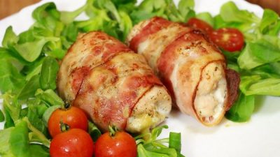 Котлеты из курицы и яблок в беконе