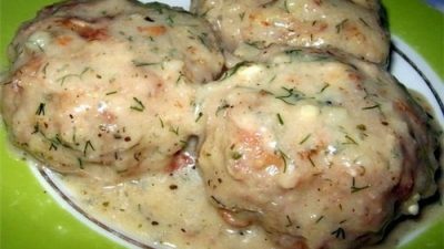 Котлеты из мясного фарша в сырном соусе
