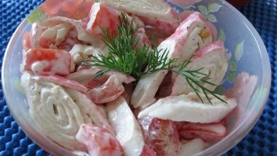 Крабовый салат-коктейль с помидорами