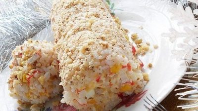 Крабовый салат-рулет с грецкими орехами