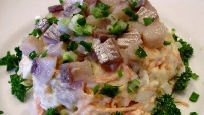 Крайне простой и вкусный салат с сельдью