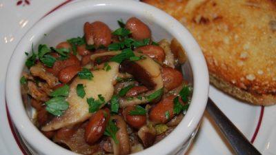 Красная фасоль с шампиньонами в горшочке