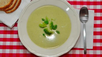 Крем-суп из брокколи, лука и сельдерея