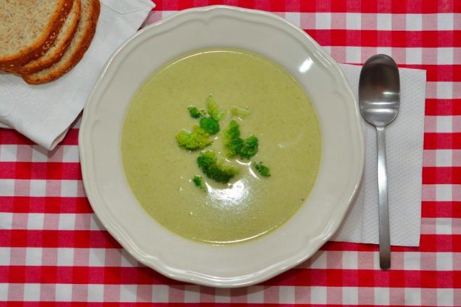 Крем-суп из брокколи, лука и сельдерея