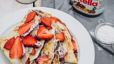 Крепы с пастой Nutella и клубникой
