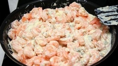 Креветки с чесноком под сливочным соусом