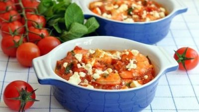 Креветки с сыром фета в белом вине
