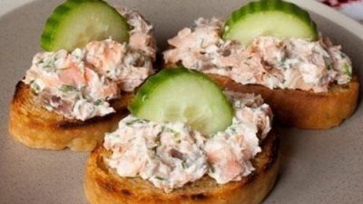 Кростини с лососем и сливочным сыром
