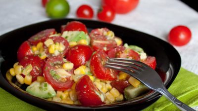 Кукуруза с тушеными помидорами