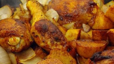 Курица и картофель с куркумой и паприкой
