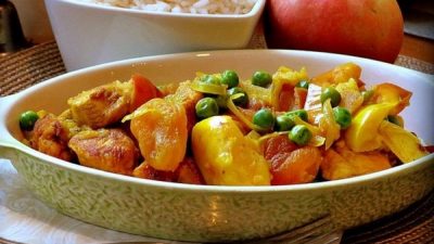 Курица карри с яблоками и горошком