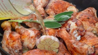 Курица на сковороде с яблоками и специями