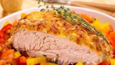 Курица под сырной корочкой в сметане