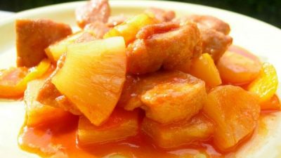 Курица с ананасом в томатном соусе