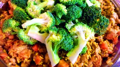 Курица с бурым рисом, фасолью и овощами