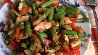 Курица с фасолью, помидорами и зеленью