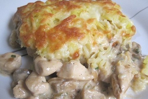 Курица с картошкой и грибами в горшочках: рецепт - Лайфхакер