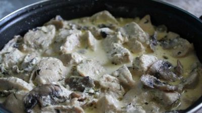 Курица с грибами в сливочно-сырной заправке