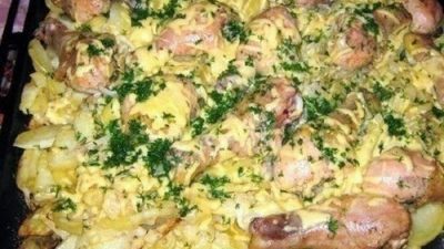 Курица с картошкой и луком, запеченная в духовке