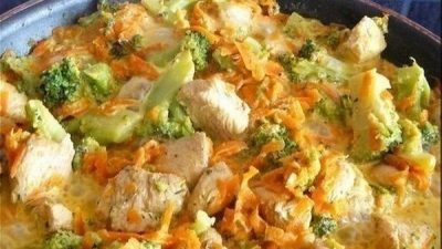 Курица с морковкой и брокколи, тушеная в сливках