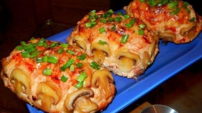 Курица с мясным фаршем и грибами