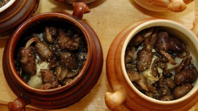 Курица с потрошками и грибами в горшочках