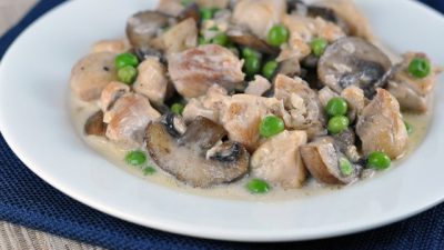 Курица с шампиньонами и горошком в мультиварке