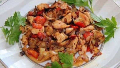Курица с тушеными овощами по-домашнему