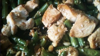 Курица со стручковой фасолью в кунжуте