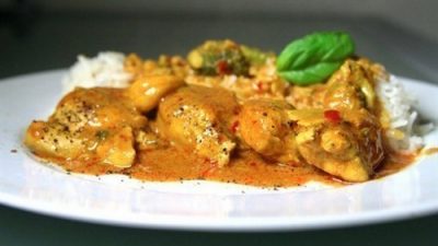 Курица тушеная с грибами в сметанном соусе