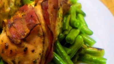 Курица в беконе со стручковой фасолью