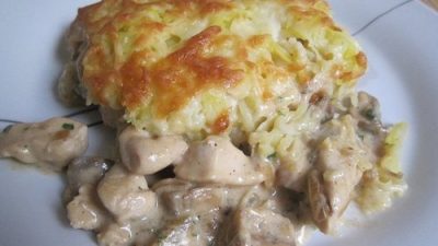 Курица, запечённая с грибами под картофелем