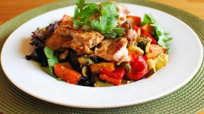 Куриная грудка с баклажанами, перцем и листьями салата