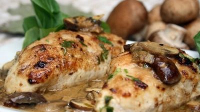 Куриная грудка с грибами в вине и сметане