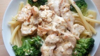 Куриная грудка с овощами и макаронами