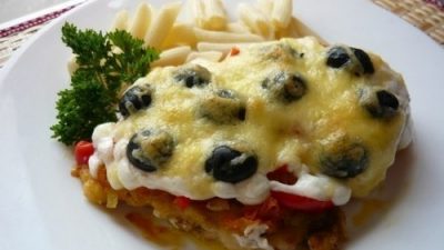 Куриная грудка с овощами, запеченная под сыром и оливками
