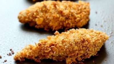 Куриная грудка в греческом йогурте и медовых хлопьях