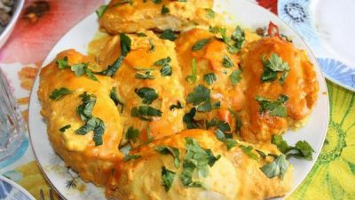 Куриная грудка в соусе под сыром