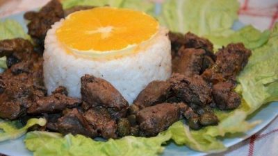 Куриная печень с каперсами и рисом