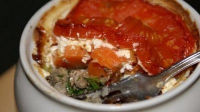 Куриная печень с овощами, запеченная в горшочках