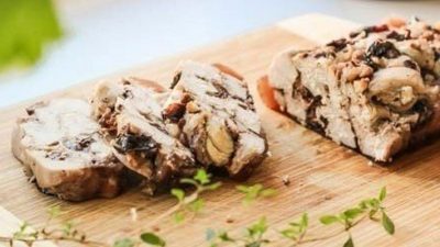 Куриная ветчина с черносливом и грецкими орехами