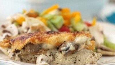 Куриное филе и шампиньоны под соусом Бешамель