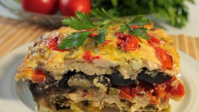 Куриное филе под баклажанами и сыром в духовке